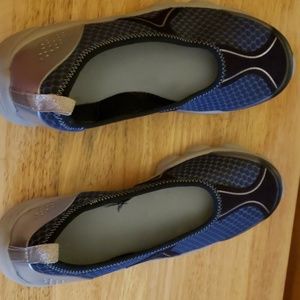 Easy Spirit Slip on tennis shoes